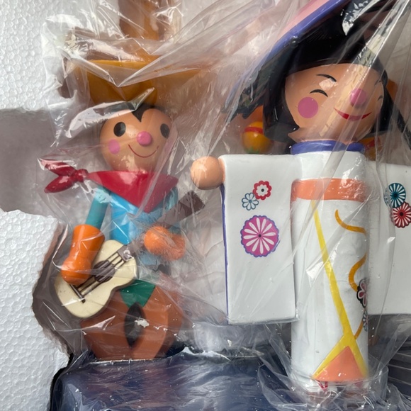 Disney ITS A SMALL WORLD MUSICAL  FIGURE  NEW IN BOX   2023  . - Picture 2 of 4